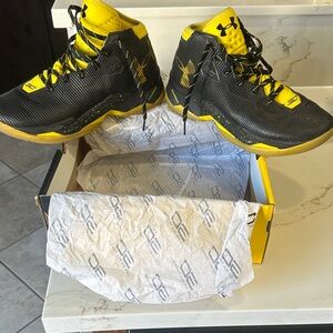 Under Armour Black and Yellow Stephen Curry Shoes Size 10 gently worn